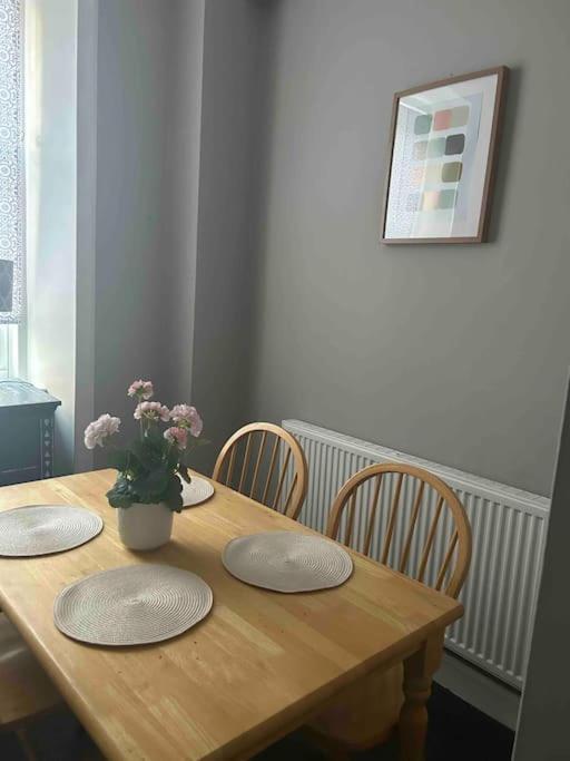 Large 2 Bedroom, Ground Floor Flat, Close To City EDI Kültér fotó